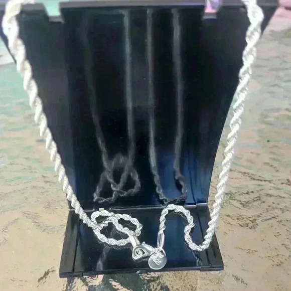 Feather on Rope Chain Necklace - Picture 3 of 3